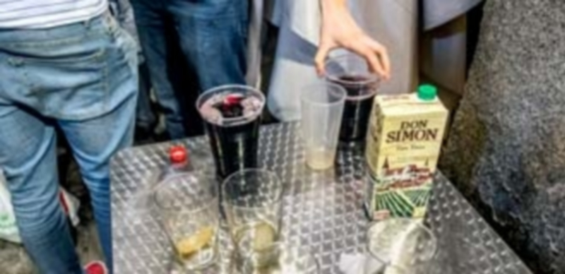 Imagen de archivo de una sesión de ‘botellón’ en una zona de la capital segoviana. / Kamarero