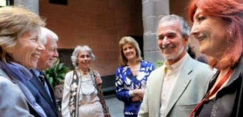 El buen tiempo animó a los participantes en la velada a prolongar su estancia en el jardín de la residencia