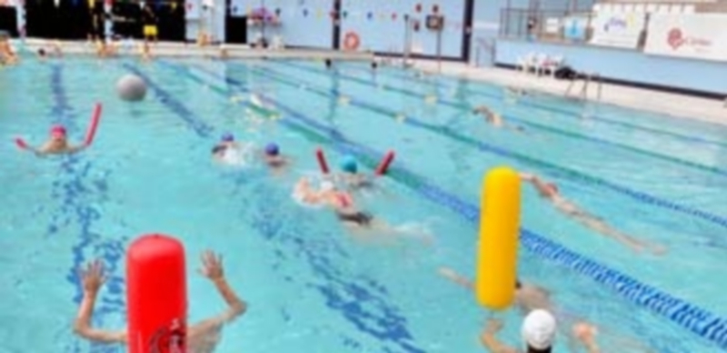 Una de las actividades realizadas en la piscina cubierta esta temporada. / Kamarero