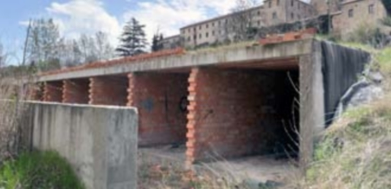 Los minipisos se camuflaron en el interior de un muro de contención. / Kamarero