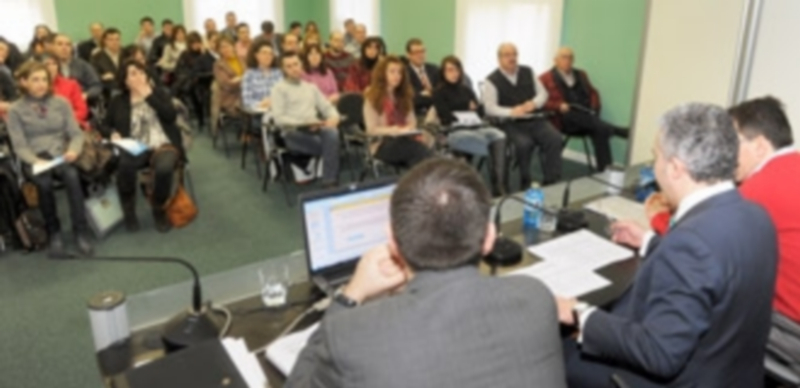 Los empresarios y profesionales llenaron el salón de actos de la FES  para participar en la jornada./ Kamarero