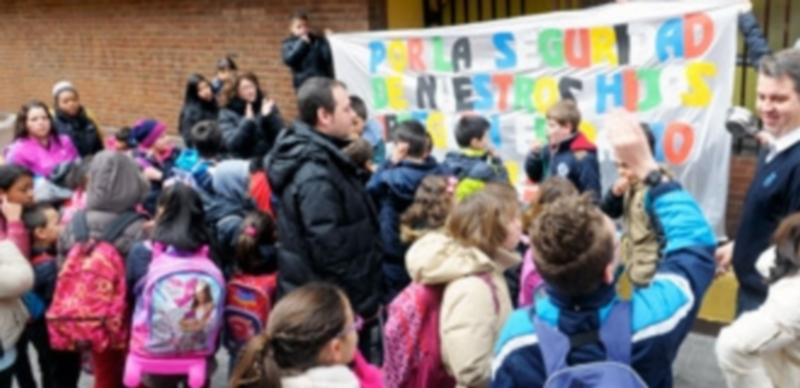 Segunda concentración de padres y de escolares ante la fachada del colegio Santa Eulalia. / Kamarero