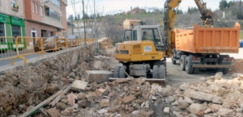 El Ayuntamiento acondiciona el aparcamiento del Velódromo 1 Las obras comenzaron ayer con el derribo del muro perimetral que quedaba en pie. / Kamarero