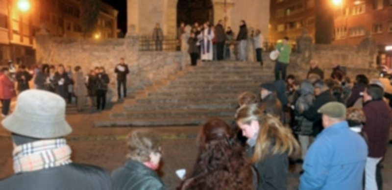 Los participantes en el Via Crucis presencian la salida del cortejo desde la ermita del Cristo del Mercado. / Kamarero