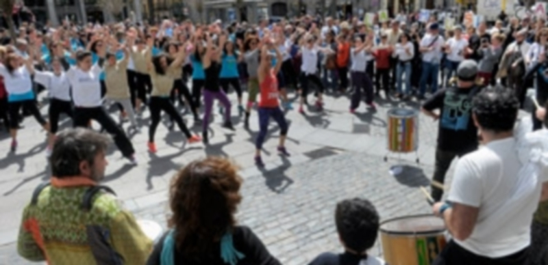 Música contra el párkinson 1 Decenas de personas participaron en el ‘flashmob’ por el párkinson. / Kamarero