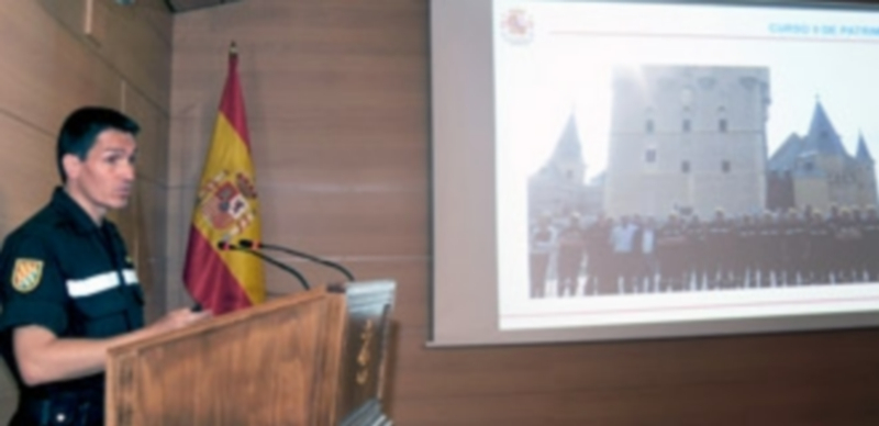 Los responsables de la UME explicaron el desarrollo del curso en Segovia. / EA