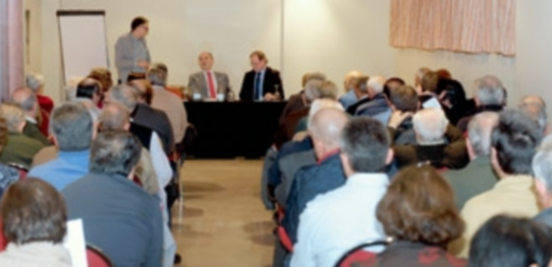 Una de las reuniones informativas celebradas para afectados de inversiones en acciones bancarias.s / Kamarero