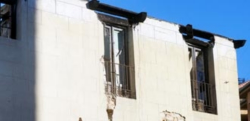 Fachada del edificio histórico que da a la plaza de Santa Eulalia. / KAMARERO