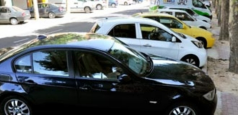 El problema del aparcamiento ha motivado la reclamación de zona azul en esta avenida. / KAMARERO