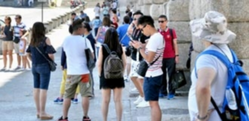 Turistas asiáticos este verano junto al Acueducto. / KAMARERO