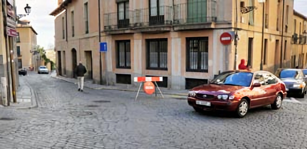 Corte del tráfico en el paseo de San Juan de la Cruz por el inicio de obras de reparación parcial de la calzada. / KAMARERO