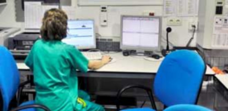 Imagen de una trabajadora del Hospital General de Segovia. / Kamarero