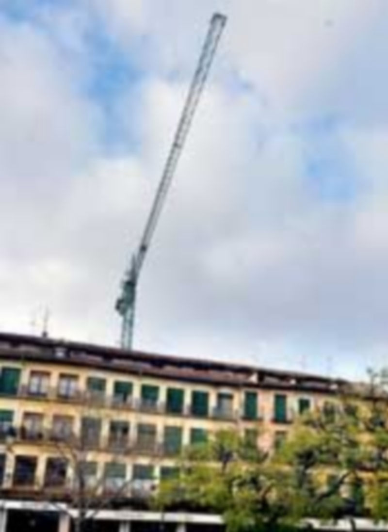 Imagen que ofrece la grúa sobre las viviendas de la Plaza Mayor. / Kamarero
