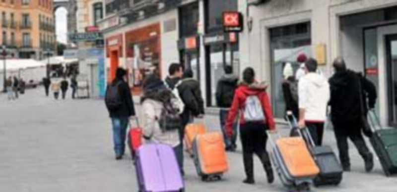 Fotografía de archivo de un grupo de turistas con maletas en la avenida de Fernández Ladreda. / Kamarero