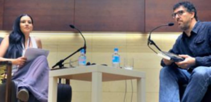 Imagen de Shani Boianjiu junto al periodista Guillermo Altares./ Kamarero