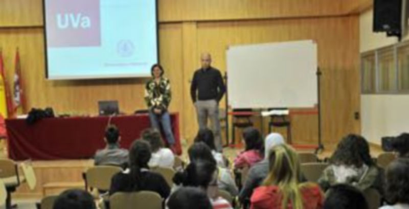 Sesión informativa desarrollada ayer por profesores de la Universidad de Valladolid en el instituto María Moliner. / Kamarero