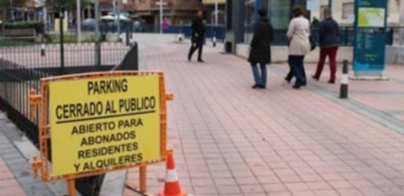 Cartel situado a la entrada del aparcamiento. / MARCELO GALINDO