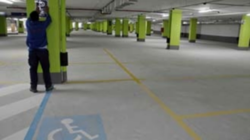 El nuevo parking de Las Oblatas tiene ya todo a punto para comenzar a recibir vehículos. / Juan Martín