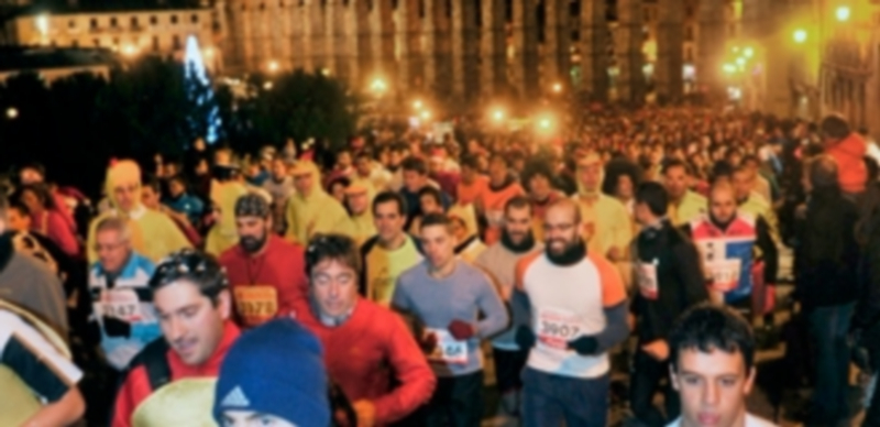 La carrera de Fin de Año dio cita a centenares de personas en Segovia. / Kamarero