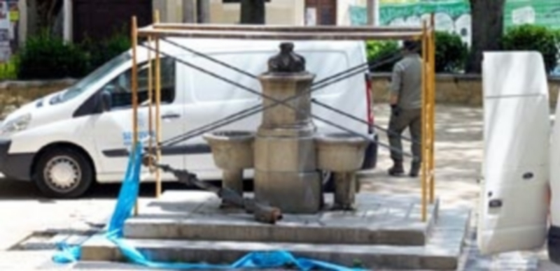 Reparación de cañerías en la fuente de la plaza de Santa Eulalia 1 FOTO: KAMARERO