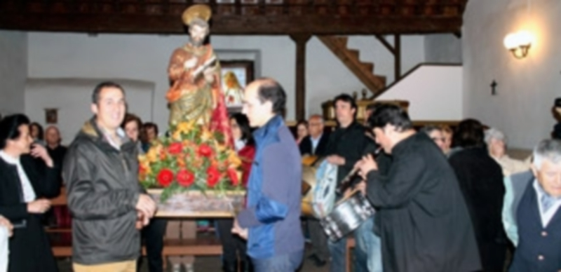 Lope Tablada muestra el ‘León de San Marcos. / Kamarero