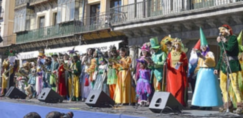 Domingo Gordo sin igual 1 Las comparsas cantaron sus coplas en la plaza mayor./TAMARA DE SANTOS