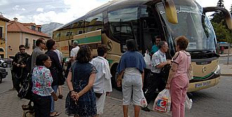 Varios usuarios acceden a un autobús que realiza el transporte metropolitano de Segovia./  Juan Martín