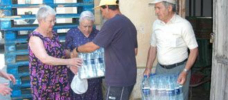 Imagen de archivo de un grupo de internos del Centro Penitenciario de Segovia durante unas clases de natación en las instalaciones de Perogordo. /Guillermo Herrero
