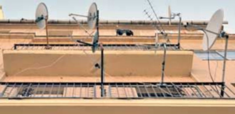 IU quiere que desaparezcan las antenas situadas en fachadas de edificios ubicados en las áreas históricas. / Kamarero