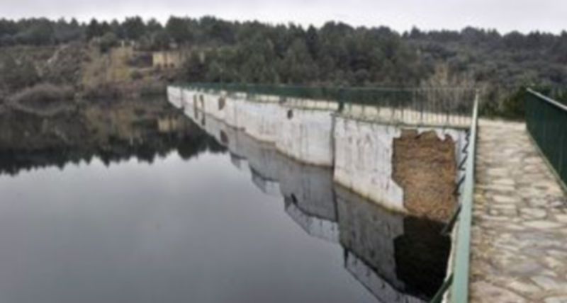 El Ayuntamiento de Segovia pretende que el recrecimiento de Puente Alta (en la imagen) permita triplicar la capacidad actual del embalse. / Kamarero.