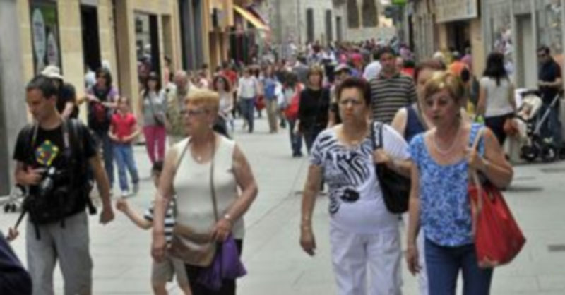 La evolución demográfica de la capital comienza a acusar de forma sensible el progresivo aumento de la media de edad. /K.