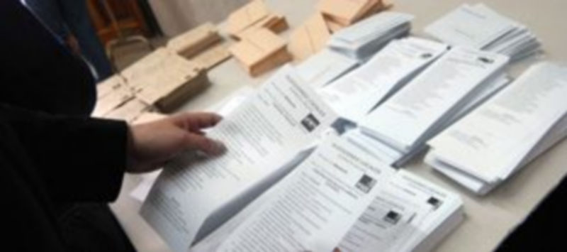 Imagen de archivo de papeletas en una mesa electoral de las Municipales de 2007. / Kamarero