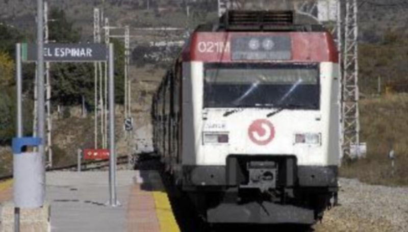 El tren que recorre la línea convencional en la estación de El Espinar. /P.L. Merino