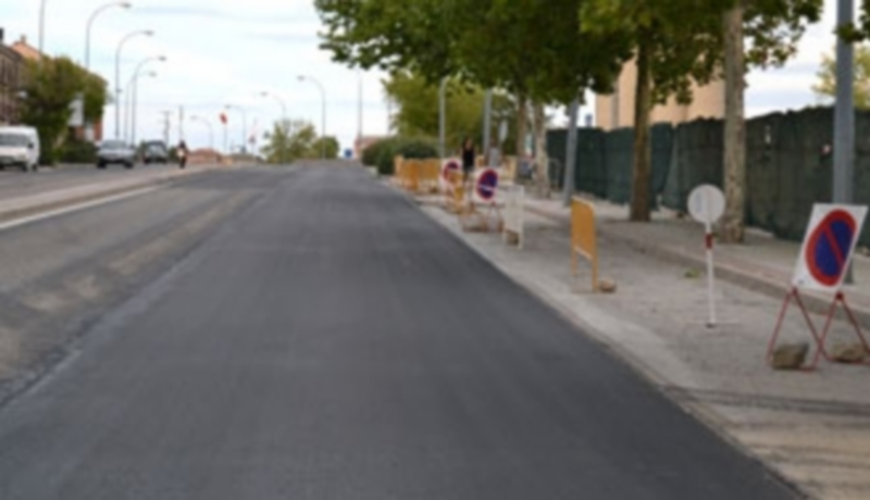 El plan de asfaltado de las travesías llegó esta semana a la carretera de Riaza.