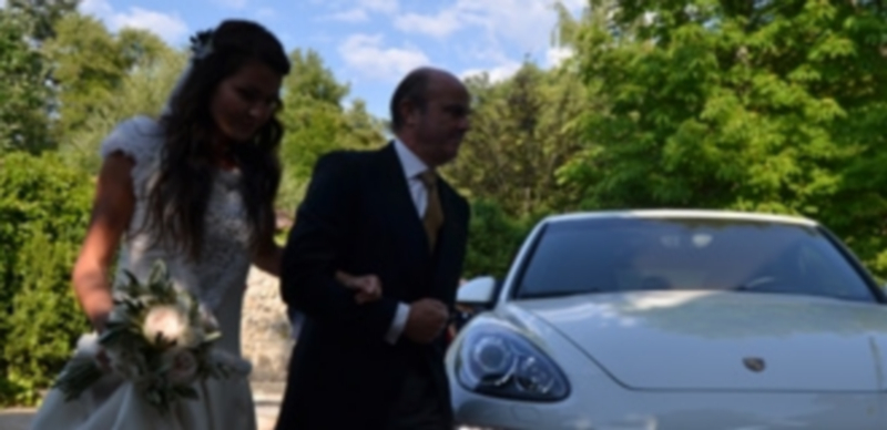 Una boda con glamour de gobierno 1 Luis de Guindos acompaña a su hija hasta la ermita tras llegar en su vehículo a la ceremonia./ Borja Martín