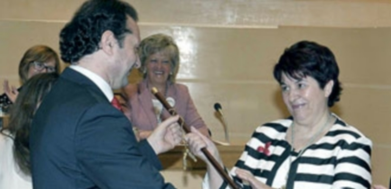 Pedro Arahuetes cedió el bastón de mando del Ayuntamiento a Clara Luquero el 5 de abril de 2014. / JUAN MARTÍN