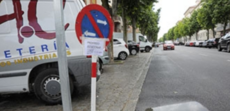 El tramo de la avenida que resultará afectado por los trabajos de reparación ya está señalizado. / KAMARERO