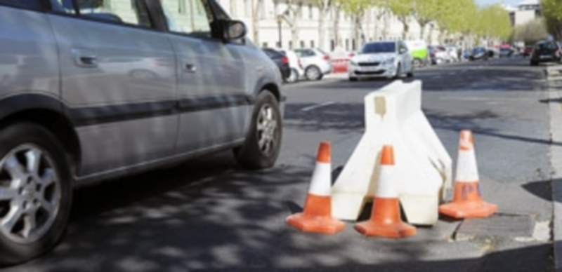 Los conos señalizando los ‘blandones’ en la calzada se han convertido en habituales en la avenida. / KAMARERO