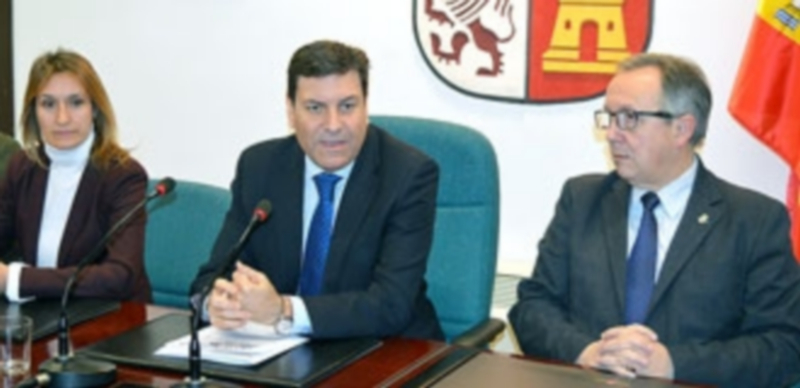 El consejero Carlos Fernández Carriedo dio a conocer en Segovia los detalles de este programa formativo./ t. de santos