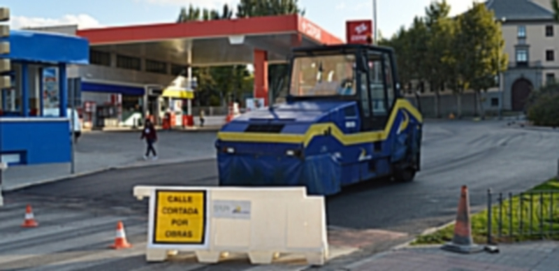 Las obras en La Constitución generan colapsos en las vías próximas 1 El asfaltado de la rotonda de La Pista cerró varias horas el tráfico en la via./ T. De Santos