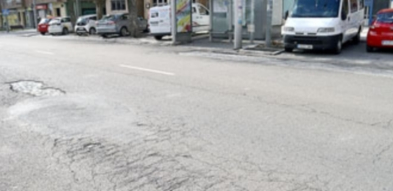 El deterioro del asfalto en la carretera de Villacastín ha dejado al descubierMaite Mañas asumirá la presidencia de la organización vecinalto el adoquinado. / TAMARA DE SANTOS