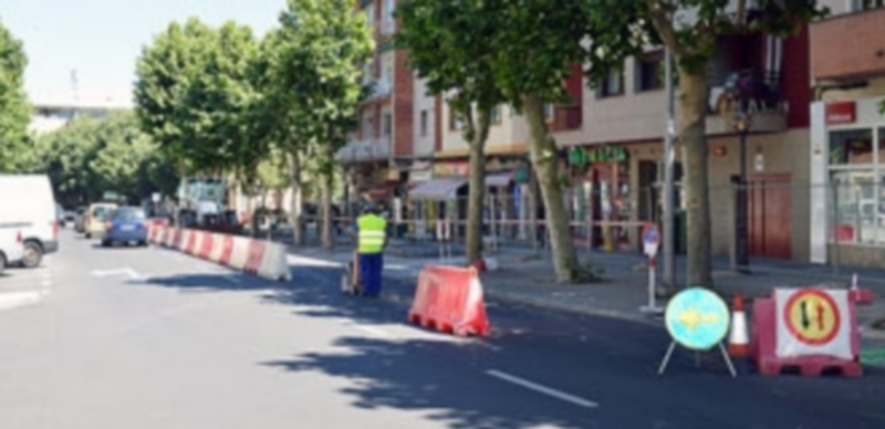 Una excavadora ha comenzado los trabajos entre los accesos de las calles General Santiago y de la Dehesa. / TAMARA DE SANTOS
