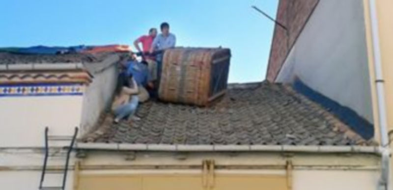 Momento en el que la cesta del globo se quedó sobre el tejado de la vivienda de Martín Miguel. / El Adelantado