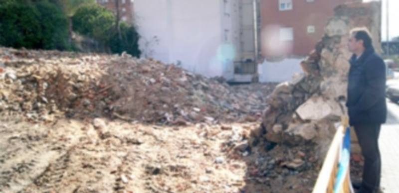 Arahuetes quiso comprobar ayer el resultado de los trabajos de demolición de los dos edificios. / El Adelantado