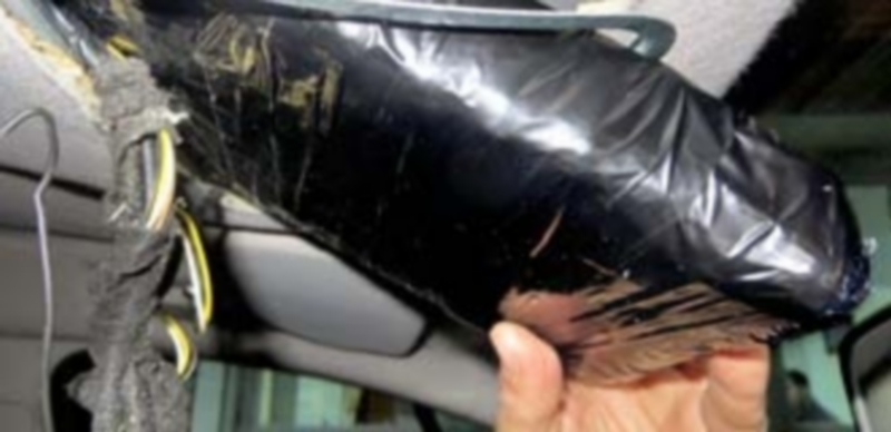 Un agente extrae una de las planchas encontradas en el techo del vehículo. / Guardia Civil