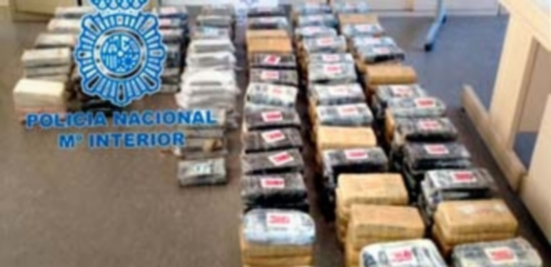 Imagen de los paquetes con cocaína escondidos entre el cargamento de patatas. / El Adelantado