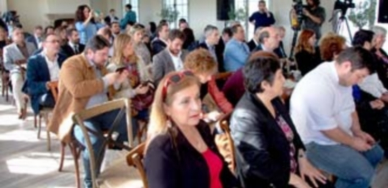 Los participantes en las mesas de innovación llenaron uno de los salones del Palacio de la Faisanera. / Kamarero