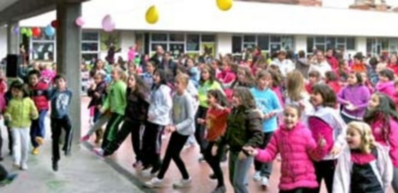 Los niños bailaron y jugaron en la fiesta con la que la dirección y los profesores de ‘El Peñascal’ quisieron compensarles por las limitaciones que sufren en la zona de recreo. / K.