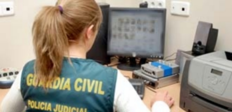 Una agente del EMUME de Segovia efectuando un rastreo de posibles redes pedófilas en internet./ El Adelantado