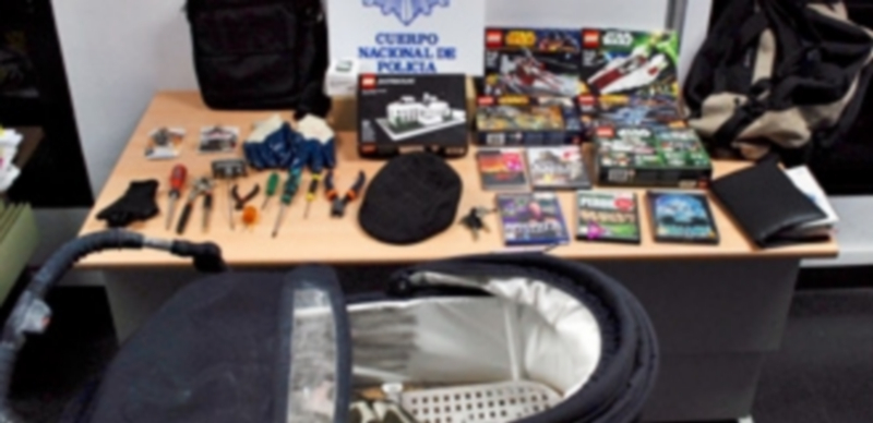 Objetos de los que se incautó la Policía Nacional tras el registro del vehículo del presunto autor de hurtos. / El Adelantado